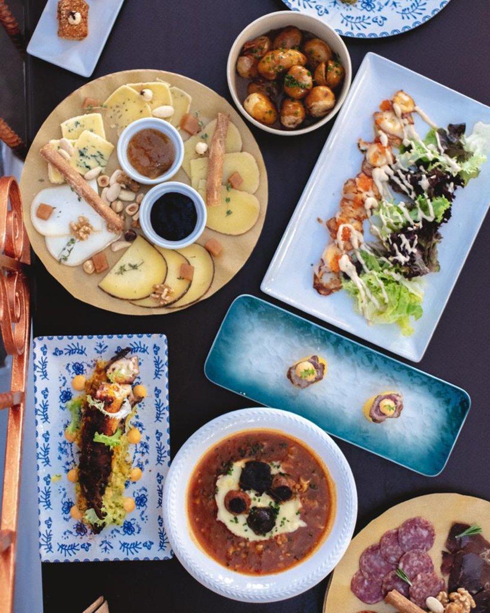 Mesa con diferentes tapas de Entre Suros