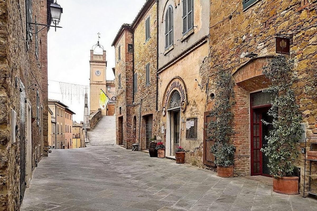 En route pour la Toscane, dans la petite ville de Montisi !