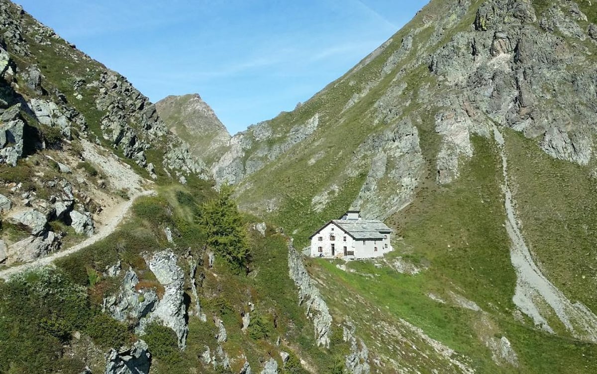 Rais your glasses at the Ospizio Sottile refuge in Colle Valdobbia!