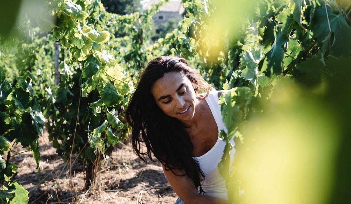 Arianna Occhipinti dans les vignes. 