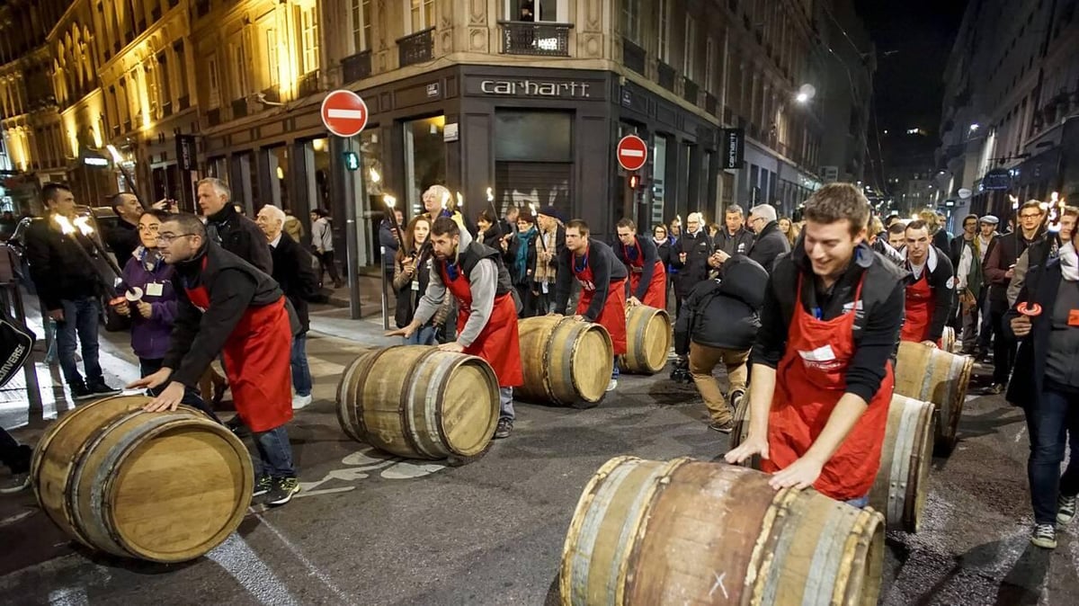Arrivée des tonneaux de Beaujolais nouveau, jeudi soir, dans les rues de Lyon - 2015 - Source : Ouest France