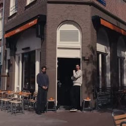 Dame aan de kade 1390183
