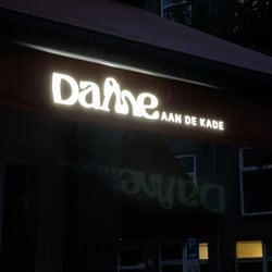 Dame aan de kade 1390184
