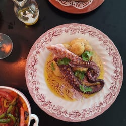 Dona Restaurant 704755