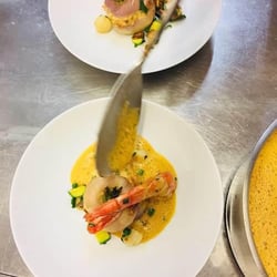 Les Coudes sur la Table 62700
