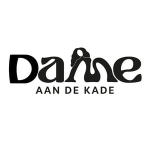 Dame aan de kade