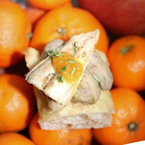 Focaccia Con Hummus Di Marroni, Cavoletti Di Bruxelles E Gorgonzola, Sgombro Marinato, Marmellata D’Arance E Timo. - Ai Do Leoni - 1311472