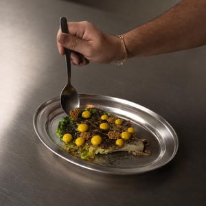 Lattuga Piastrata, Salsa Al Tuorlo, Polvere Di Limone Bruciato, Senape In Grani - Birba - 1369420