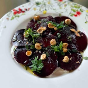 Carpaccio Di Barbabietola, Stracciatella, Nocciole Ed Erbe Aromatiche - RISTORANTE IL GESTORE - 1398671