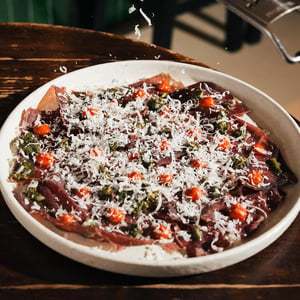 Cecina De León, Puré De Pimientos, Chimichurri Y Pecorino. - Casa Botella - 1404620