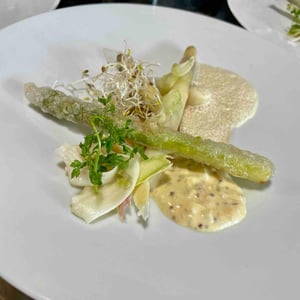 Duo d’asperges espuma de jus de coquillages - L’Envers