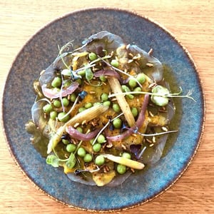 Le Carpaccio De Bar De Ligne, Curd Citron, Pickles Rhubarbe, Petits Pois, Riz Soufflé, Huile Liveche - Brume - 1356035