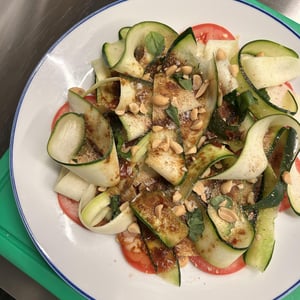 Ensalada De Calabacines Con Tomate, Picatostes Y Aliño Thai - Casa Festín - 1364866