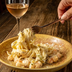 Fetuccini Al Taleggio Y Camarones - Rayuela bodega de vino - 1394536