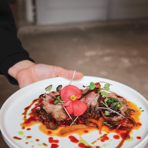 Filet Mignon, Poellé De Poivrons, Sauce Piquillos & Jus Serré De Porc - Les Ostals - 1350882