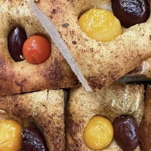 Focaccia Olives Kalamata Et Tomates Cerises Bio - Chez Chloé - 1389110