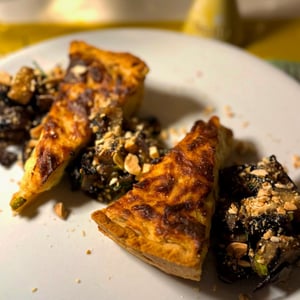 Quiche Lorraine Con Verdure Di Stagione E Scamorza Affumicata, Cicoria Saltata E Granella Di Nocciole Tostate - La Svolta - 1312252