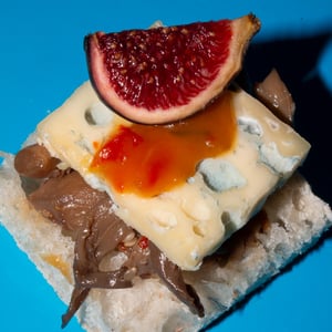 Pala Romana Con Sbrise Selvatiche, Stracchino All’Antica Delle Valli Orobiche, Chutney Di Mango E Uno Spicchio Di Fico Fresco - Ai Do Leoni - 1311464