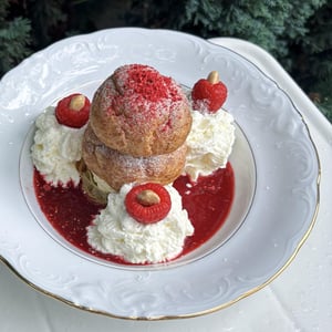 Religieuse Melba - Choux Pastry With Vanilla Ice Cream, Peach And Osmanthus Compote, Raspberry Coulis, Whipped Cream And Almonds - Winnowiercy Natural Wine Bistronomie - 1367673