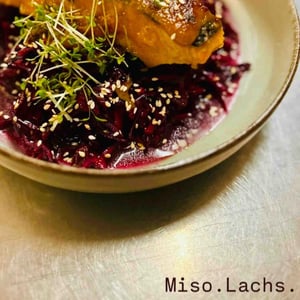 Miso marinierter Lachs auf Rotkohl-Orangen-Salat.