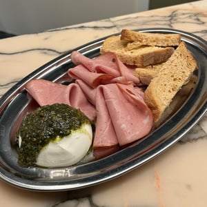 Mortadela Malagueña Con Burrata, Pesto De Avellanas Y Pan De Tomate - Casa Festín - 1364863