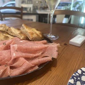 Mortadella Artigianale Con Focaccia - Retro bottiglieria alimentare - 1368235
