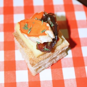 Pala Romana, Con "Salamino” Di Carota Fermentata Con Koji, Formaggio Morlacco, Salsa Gochujang, Datteri, Timo E Olio Affumicato Ai Noccioli D’Oliva. - Ai Do Leoni - 1311469