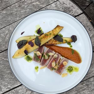 Pavé De Thon De Ligne À La Plancha - Courgette Grillée - Coulis De Poivrons - Chips D'Ail - Basilic - Tranches de Vins - Cave à Manger - 924999