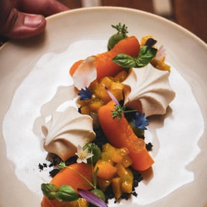 Pèches Confites, Meringue, Basilic, Gelée Vanille. - Les Ostals - 1350886