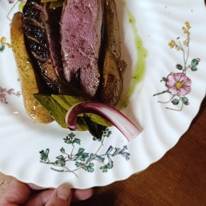 Petto D'Anatra Selvatica Miele E Agrumi Con Pere Laccate, Porri E Radicchi - L’Articiocca Cucina e Bottega - 1319967