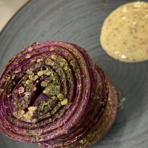 Cipolla Rossa Cotta In Forno A Legna , Burro Di Malga, Polvere Di Alloro Salsa Alla Senape Antica - Ristorante La Rocchetta - 1346673