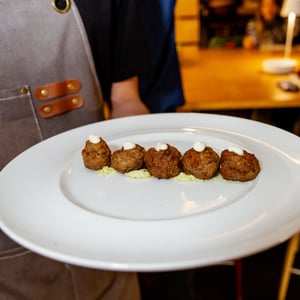 Polpette Di Vitello, Maionese Al Limone E Pesto Di Aglio Orsino Selvatico - Dialetti - 1359280