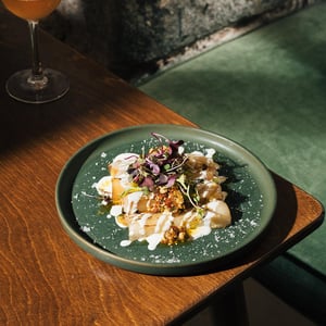 Puerros Asados, Cremoso De Feta, Majado De Tomate Y Almendras. - Casa Botella - 1404619