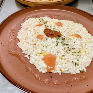 Riso Carnaroli "La Fagiana" Con Polpa Di Granchio Blu , Polvere Di Rosmarino , Dressing Al Lime E Gaspacho Di Pomodorini Gialli/Rossi - La Belle Vie 23 - 1312843
