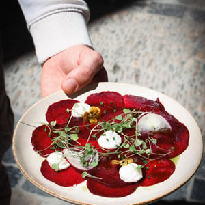 Carpaccio De Bettraves Avec Sa Mousse De Chèvre Et Sa Vinaigrette Aux Agrumes - Les Ostals - 1350985
