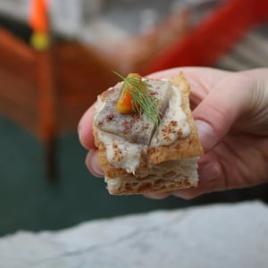 Base Pizza, Crema Di Saor, Aringa Affumicata, Confettura Alle Arance E Frutta Secca Ed Una Spolverata Di Zenzero E Cannella. - Ai Do Leoni - 1311468