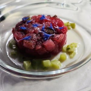 Tartare Di Tonno, Cetriolo, Latticello E Polvere Di Limone Nero - Aretè Ristorante - 1368870