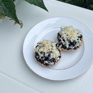 Tartlets With Fresh Goat’S Cheese, Blueberries, Horseradish And Yuzu Curd - Winnowiercy Natural Wine Bistronomie - 1367667