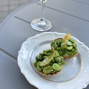 Tartlets With Lemon Curd, Goat Cheese And Broad Beans With Mint - Winnowiercy Natural Wine Bistronomie - 1360316