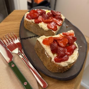 Toasted Sourdough With Ricotta Cream And Pickled Strawberries - wir2liebenwein - 1373009
