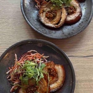 Poitrine De Cochon Breton Chashu, Salade De Choux, Condiment Au Gochugaru Et Herbes Fraiches - Milo, bistro et vins - 1357904