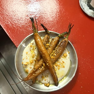 Zanahorias Asadas Sobre Hummus De Alubias - Rogada wine bar - 1326817