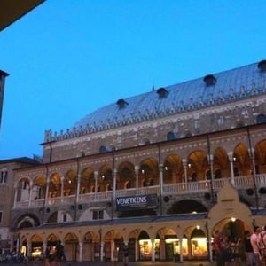 All’Ombra della Piazza