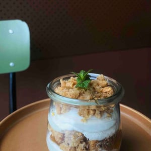 Ricotta Montata con crumble fatto in casa,marmellata di albicocche e miele - 