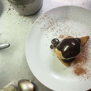 Torta Caprese, Gelato Al Cioccolato Fondente Amedei, Mandorle Tostate Caramellate - Trattoria Cacciaconti - 595781