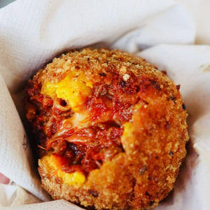Arancino Al Sugo Speziato Di Nonna - Uzeta Bistro Siciliano - 767321