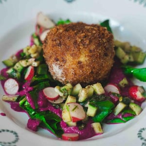 Arrancini Saint Nectaire, Crème De Betteraves, Concombres, Radis Et Pesto D’Epinards Des Bocel (35) - Friand - 777714