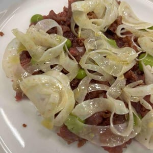 Battuta Di Mamzo Al Coltello, Vellutsta Di Broccoletto Polvere Di Prosciutto Crudo E Finocchio Croccante - Parbleu cafè - 713759
