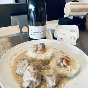 Blanquette De Veau Accompagné De Son Riz Blanc Relevé Avec Une Touche De Piment D'Espelette. - Gare Aux Vins - 555602