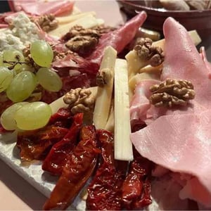 Board With Artisanal Cheese And Charcuterie. - MOSTO - 550125